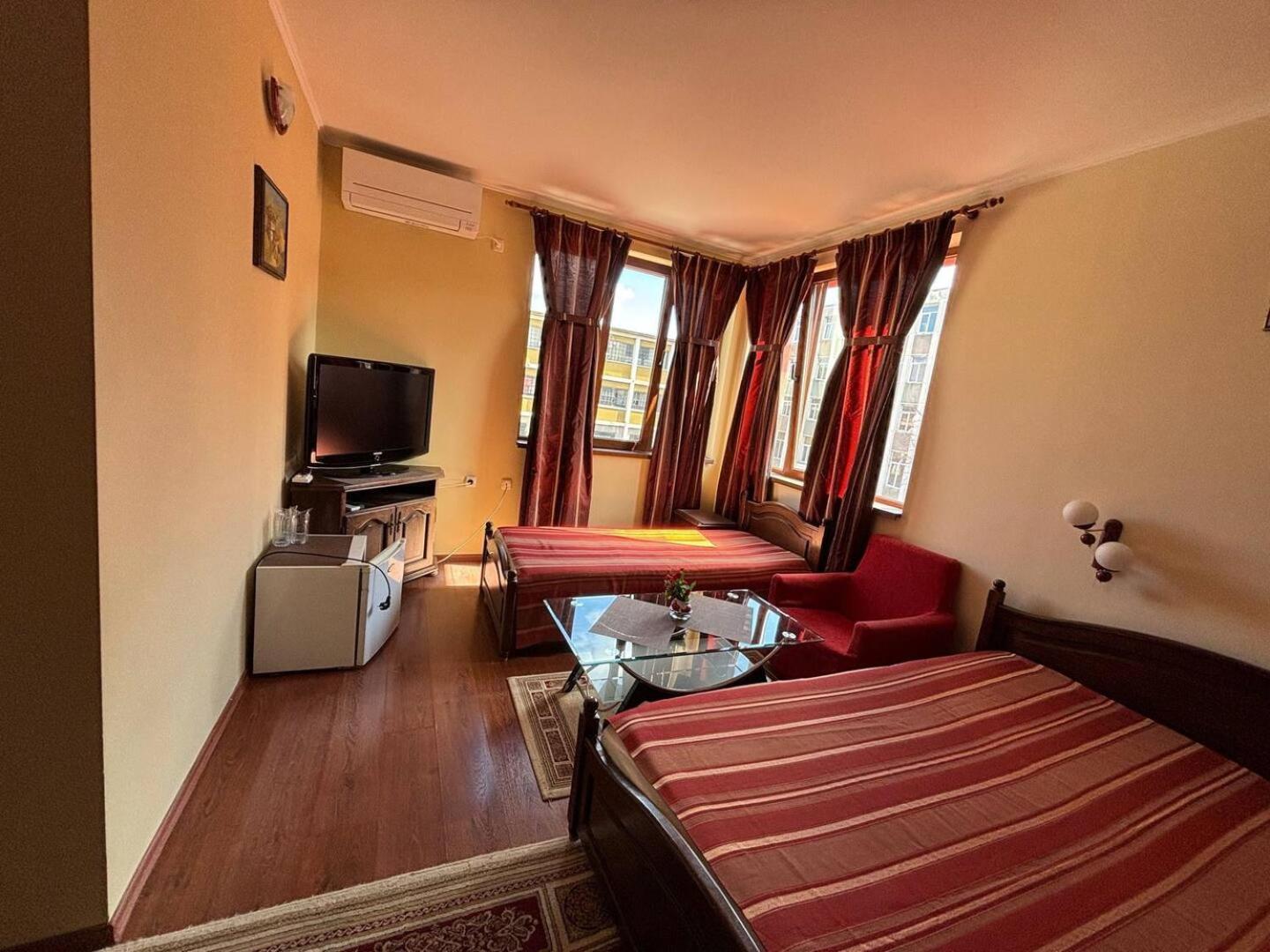 Hotel Rai Trjavna Buitenkant foto