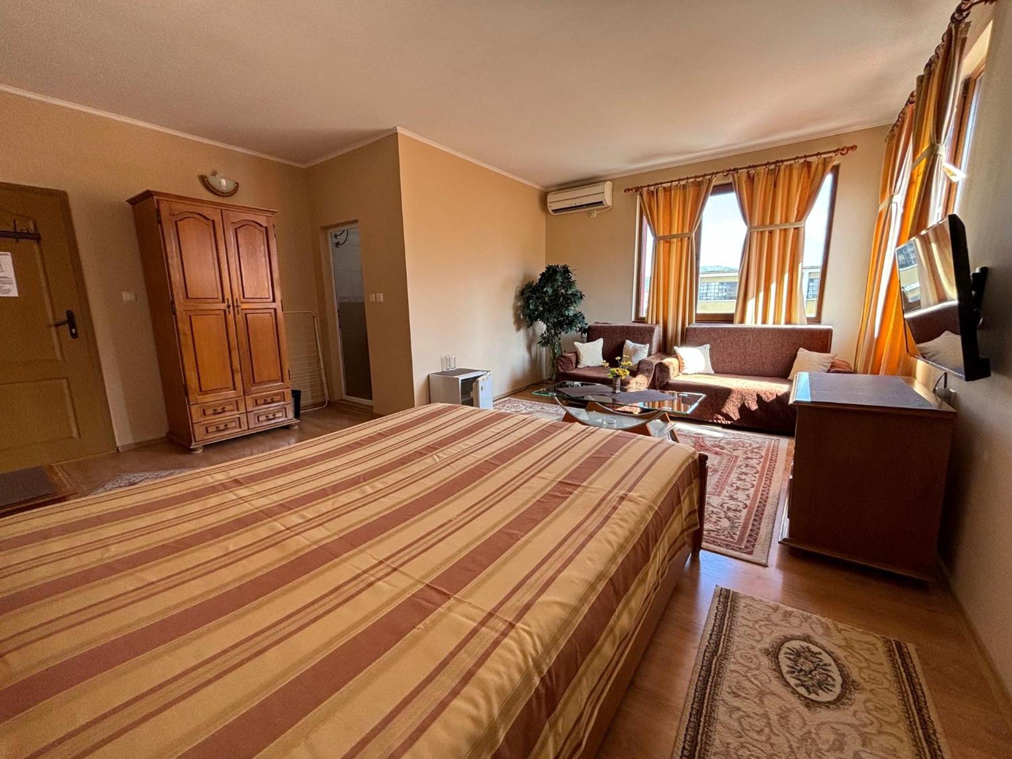 Hotel Rai Trjavna Buitenkant foto